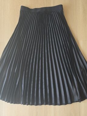 H&M Black Pleated Midi Skirt with Elastic Waist